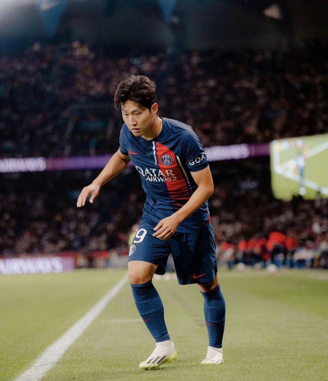 九游体育app-关于赛地聚焦——德甲今晨热度飙升；那不勒斯再遭质疑；球迷炸锅；心理建设被强调的信息